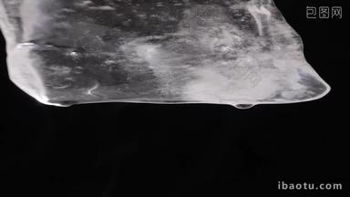 黑色背景下融化冰块水汽水滴实拍4k